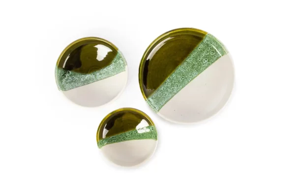 Lot de 3 assiettes creuses artisanales en céramique – Vert olive & crème – Fait main au Maroc – Image 2